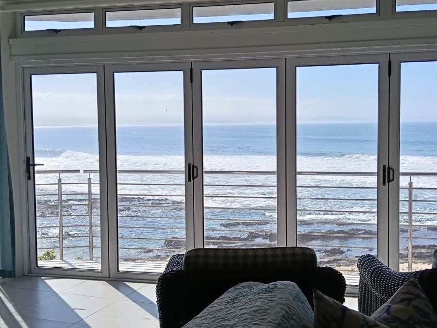6 Bedroom Property for Sale in Wavecrest Eastern Cape